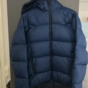 Blå pufferjacka från Helly Hansen