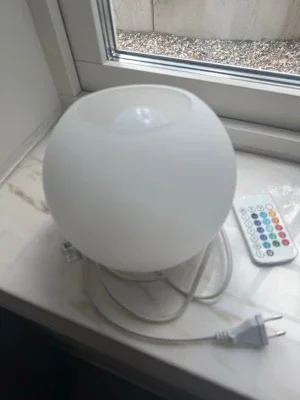 Vit rund bordslampa med fjärrkontroll