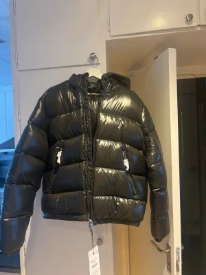 Mörkgrön herr pufferjacka med huva storlek M