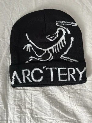 Svart mössa från Arc'teryx