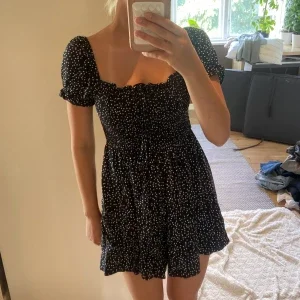 Svart byxdress med vita prickar
