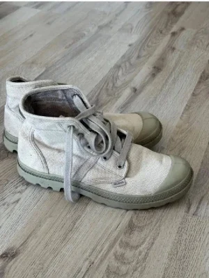 Beige canvas kängor från Palladium