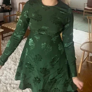 Grön silkes klänning