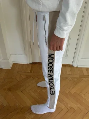 Vita mjukisbyxor Moose Knuckles