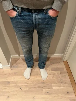 Blå slim fit jeans med slitningar från nn07 W 31 L 32