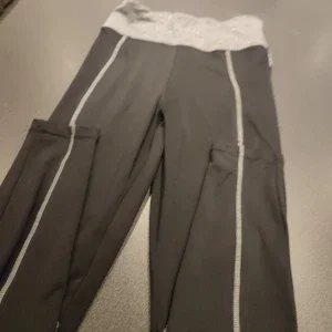 Svarta träningsleggings med grå midja i S