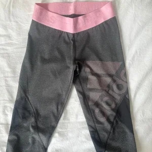 Grå och rosa Adidas träningsbyxor