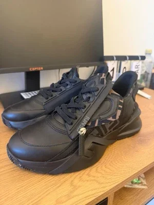 Svarta Fendi sneakers med logga