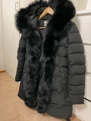 Black Luxury Puffer Coat with Fur Hood – Size S – Winter Jacket
