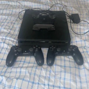 PS4, 2 kontroller och en ladd hållare