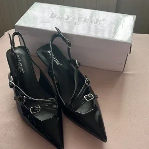 Svarta kitten heels från DAY-VINE
