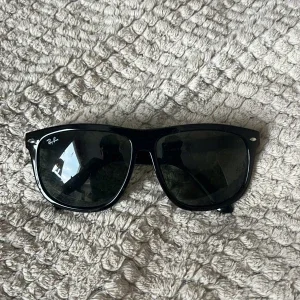 Svarta Ray-Ban Wayfarer solglasögon
