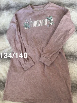 Rosa sweatshirtklänning FOREVER
