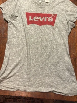 Grå Levis t shirt