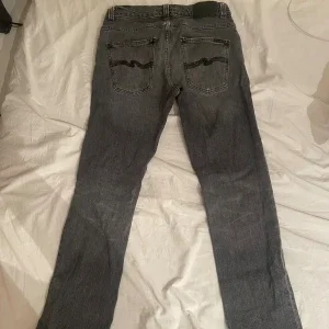 Grå jeans från Nudie Jeans grim Tim