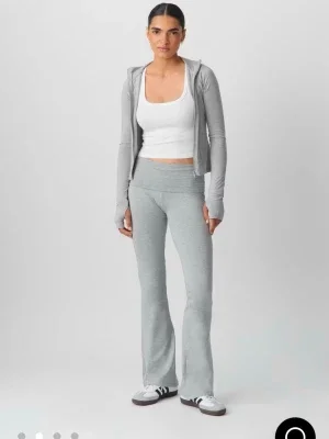 Grå bootcut yoga pants från Gina Tricot