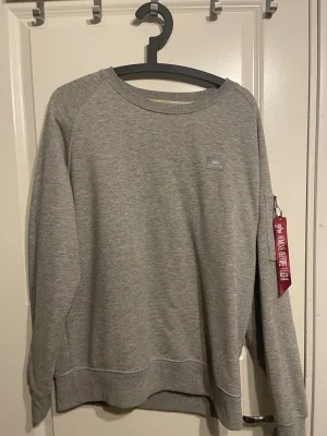 Grå sweatshirt från Alpha Industries