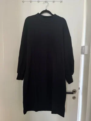 Svart långärmad sweatshirtklänning med hög krage