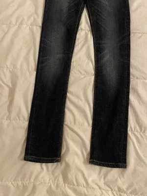 Mörkblå jeans från Nudie Jeans storlek W27, L30.