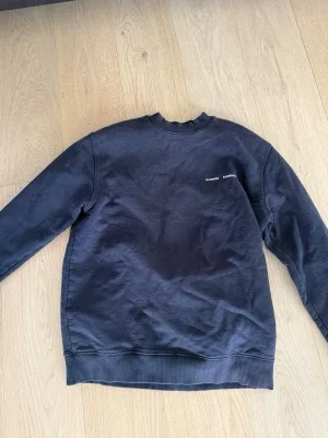 Mörkblå crewneck från Samsoe Samsoe
