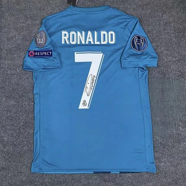 Kausi 2017–2018 Real Madrid -paita nro 7 Cristiano Ronaldon nimikirjoituksella – täydellinen lahja jalkapallofaneille