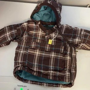 Brun rutig vinterjacka med huva