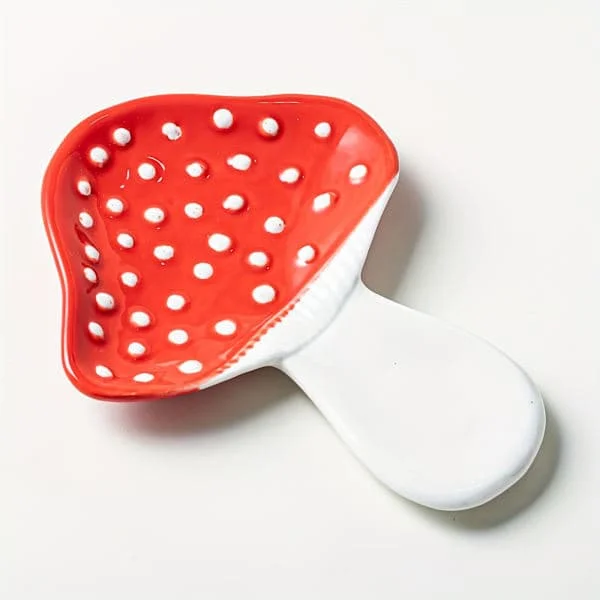 A ceramic spoon rest in the shape of a mushroom, cute and durable, suitable for stovetops and kitchen counters, for spoons and coffee spoons. red