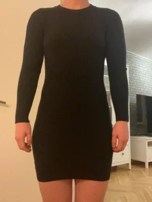 Svart ribbad klänning från Pieces