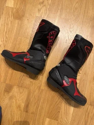 Svarta och röda MC-stövlar Alpinestars