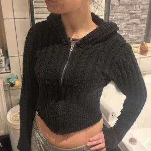 Svart croppad stickad hoodie med dragkedja
