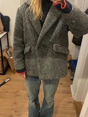 Grå ullkappa med knappar