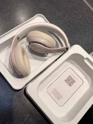 Beats Studio3 trådlösa hörlurar beige