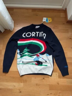 Lyxig stickad tröja från MC2 saint barth med tryck av cortina.