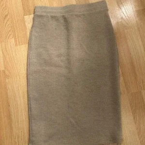 Beige stickad kjol från Vila