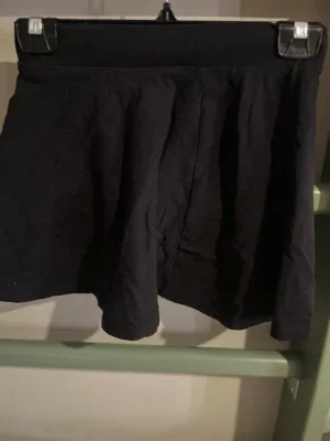 Svarta vida shorts med hög midja