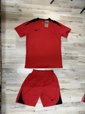 Rött Nike träningsset herr
