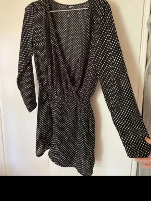 Svart blus med vita prickar H&M