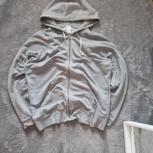 Grå hoodie från HOPE Stockholm