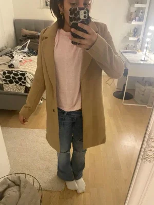 Beige kappa med klassisk krage