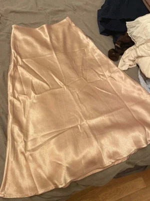 Champagnefärgad satinkjol