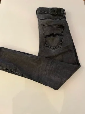 Svarta slim fit jeans från Nudie Jeans
