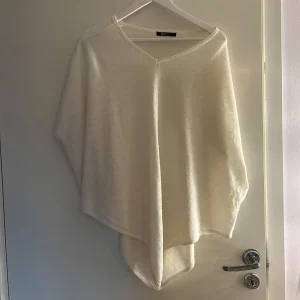 Vit poncho från Gina Tricot