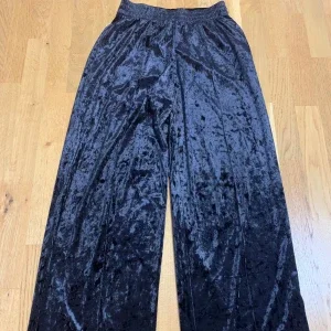 Svarta sammetsbyxor från Gina Tricot