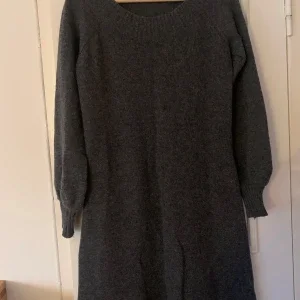 Stickad klänning 80% ull zara