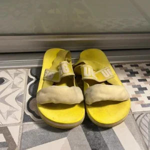 Gula ugg sandaler