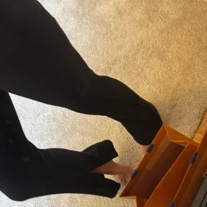 Svarta ribbade byxor med slits