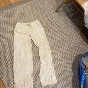 Beige linnebyxor från Gina Tricot