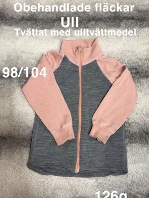 Grå och rosa ulltröja med dragkedja