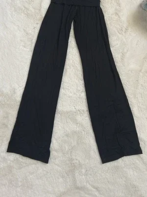 Svarta vida leggings från Aware