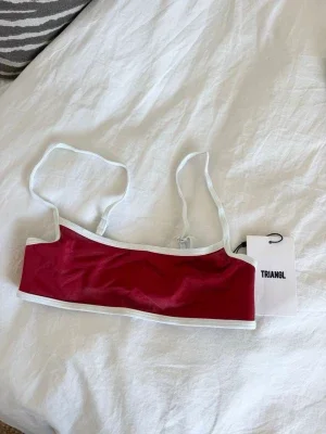 Oanvänd Röd bikiniöverdel från Triangl